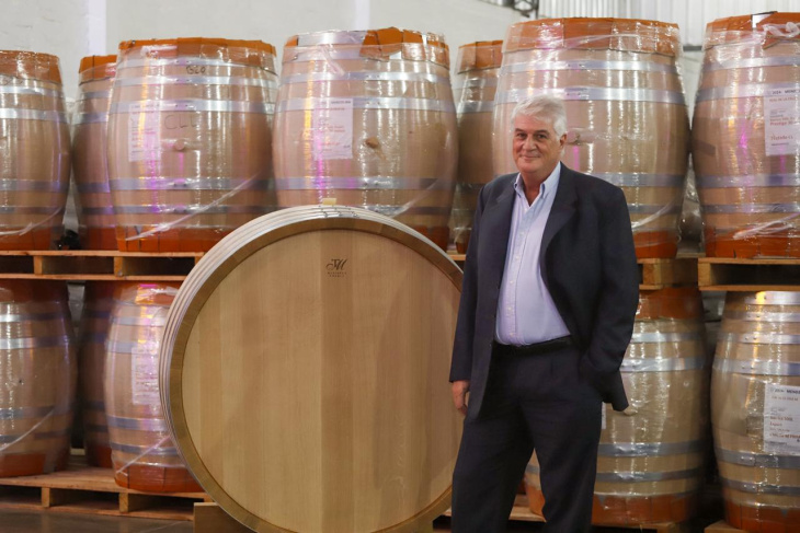 Angel Morchio,entre barricas, en la renovada planta