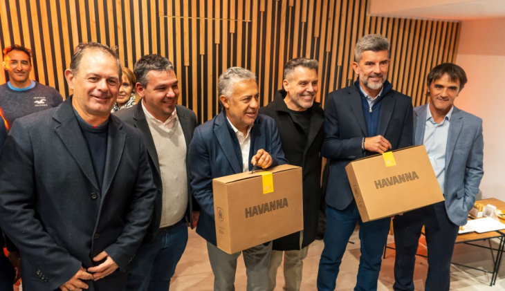 El gobernador y el Intendente de Mendoza junto a los socios locales de Havanna y directivos nacionales de la compañia