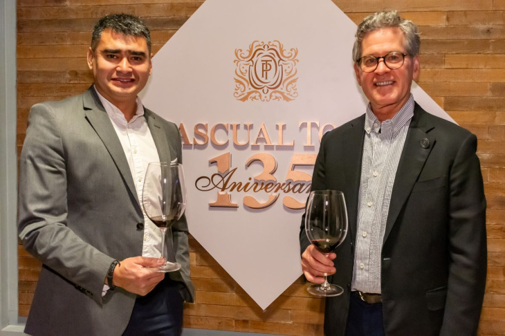Rodrigo Romero, enólogo de Bodega Pascual Toso y Paul Hobbs enólogo consultor de la bodega 