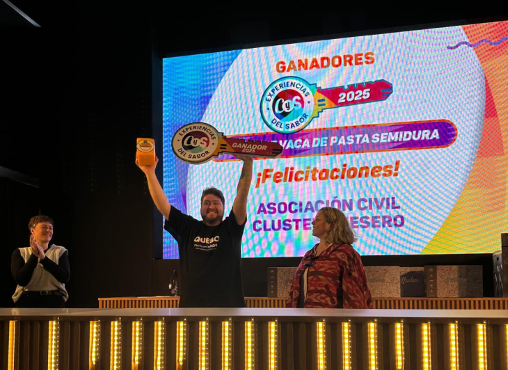 Lucio Ramsez coordinador del cluster quesero de Tandil recibe el premio