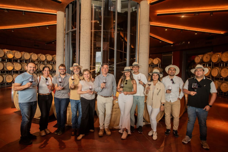 Los visitantes de Peru, junto a José Pepe Morales el enólogo de Huentala