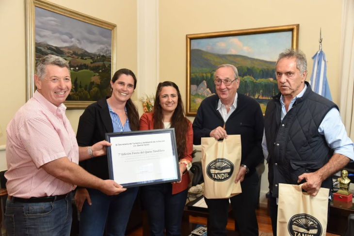Integrantes del Cluster junto al intendente de Tandil y el secretario de Turismo de la Nación