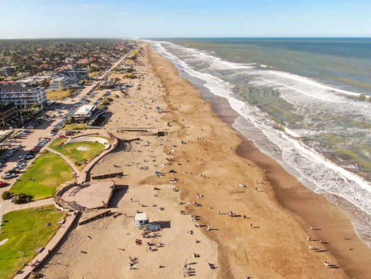 La costa combina naturaleza y celebraciones informales