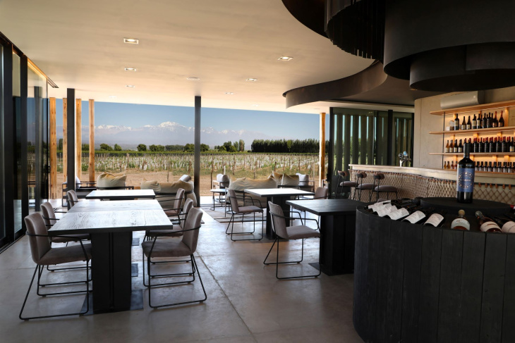 La cocina a fuego y las mesas compartidas reflejan la filosofía del Ayni