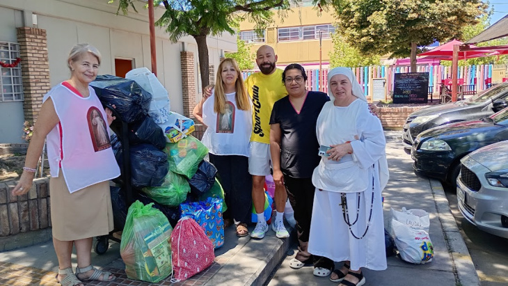 La hermana Norma junto a voluntarios y colaboradores de hospital Notti