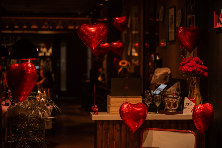 La propuesta de San Valentín de Grupo Huentala combina gastronomía, vinos y una recepción especial en el Hualta Winery Hotel.