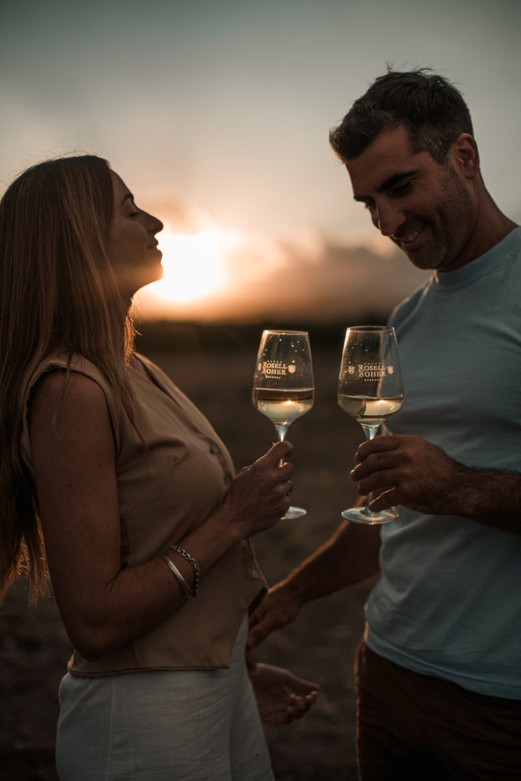 El sunset de Rosell Boher Lodge combina vinos, cocina de autor y paisaje.