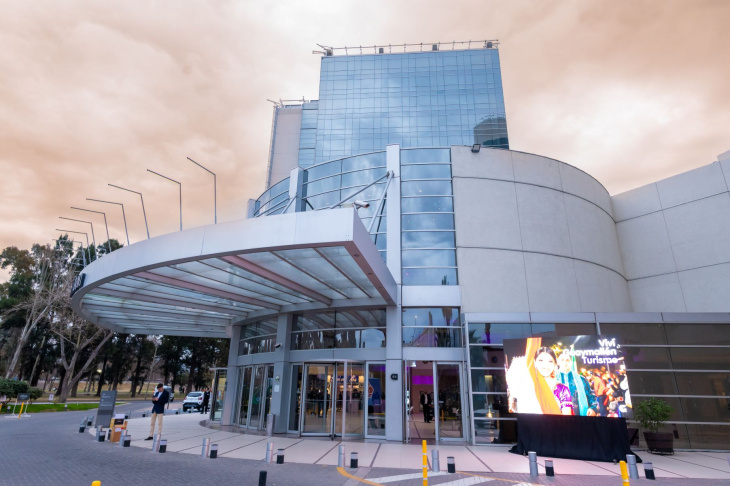 Hilton Mendoza celebra el Mes del Amor y el Carnaval con cenas, atardeceres y actividades únicas.