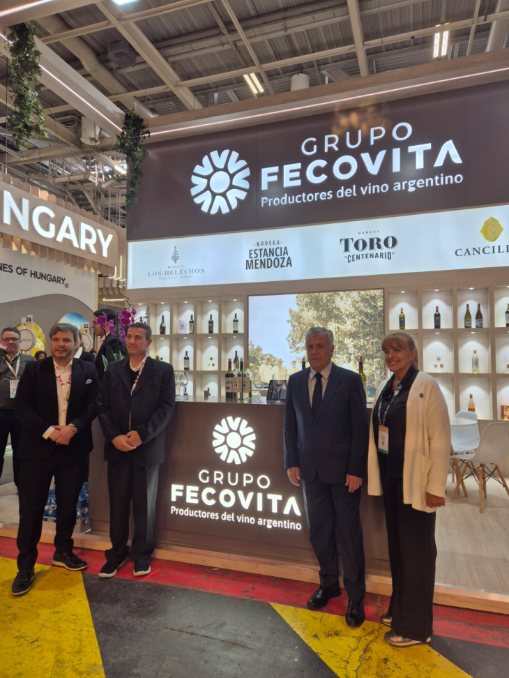 Alfredo Cornejo acompañó a las bodegas mendocinas en la feria.