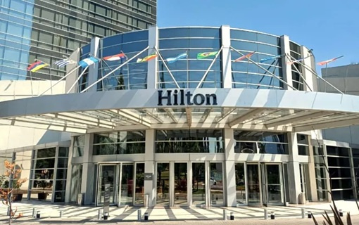 La piscina del hotel Hilton será escenario de una experiencia de Aqua Yoga única en Mendoza.