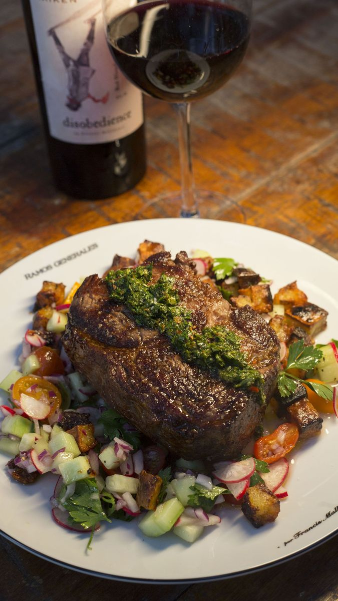 Kaiken Ramos Generales ofrece almuerzos y cenas con vistas a la Cordillera de los Andes.