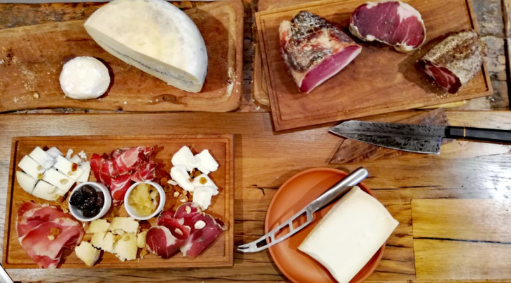 Quesos y charcuteries seleccionados esperan su momento ideal.