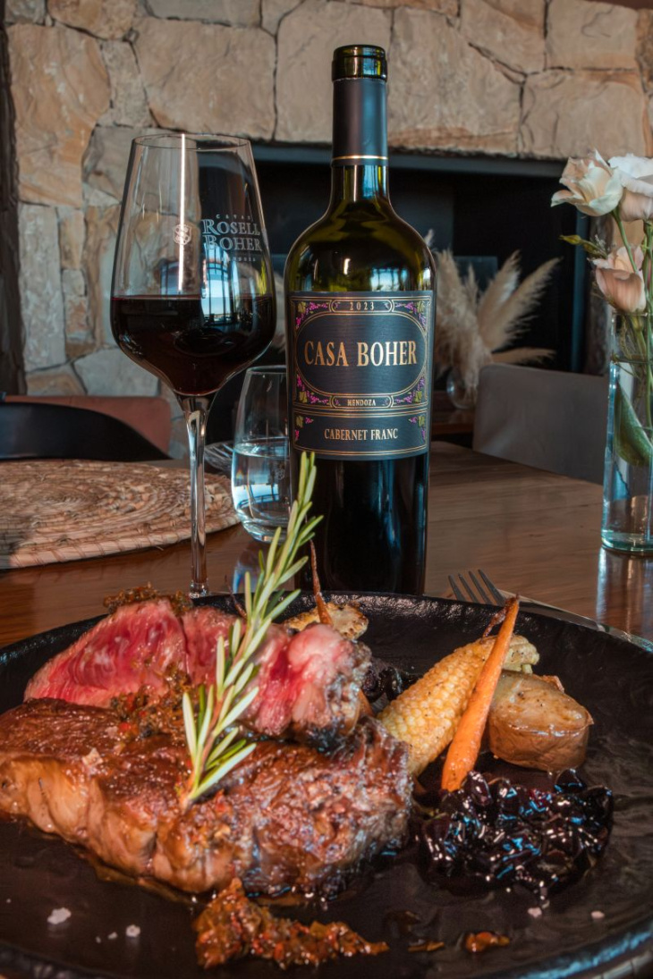 El plato principal combina carnes y productos orgánicos.