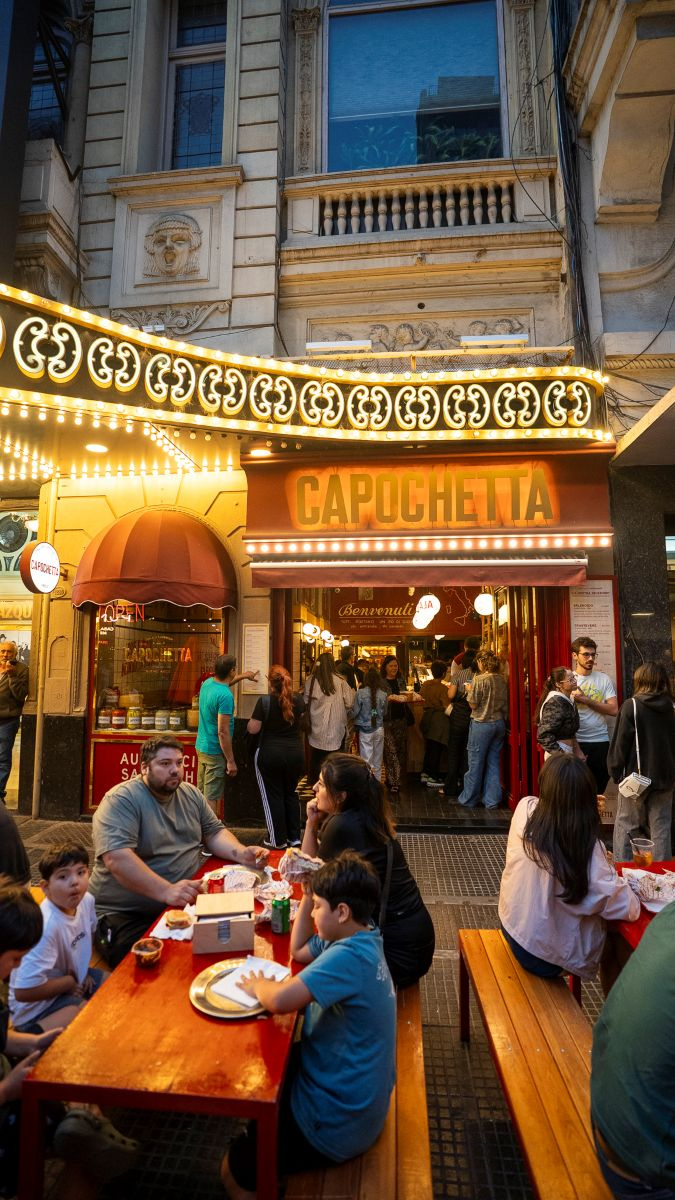 La nueva sandwichería apunta al público que recorre Corrientes a diario.