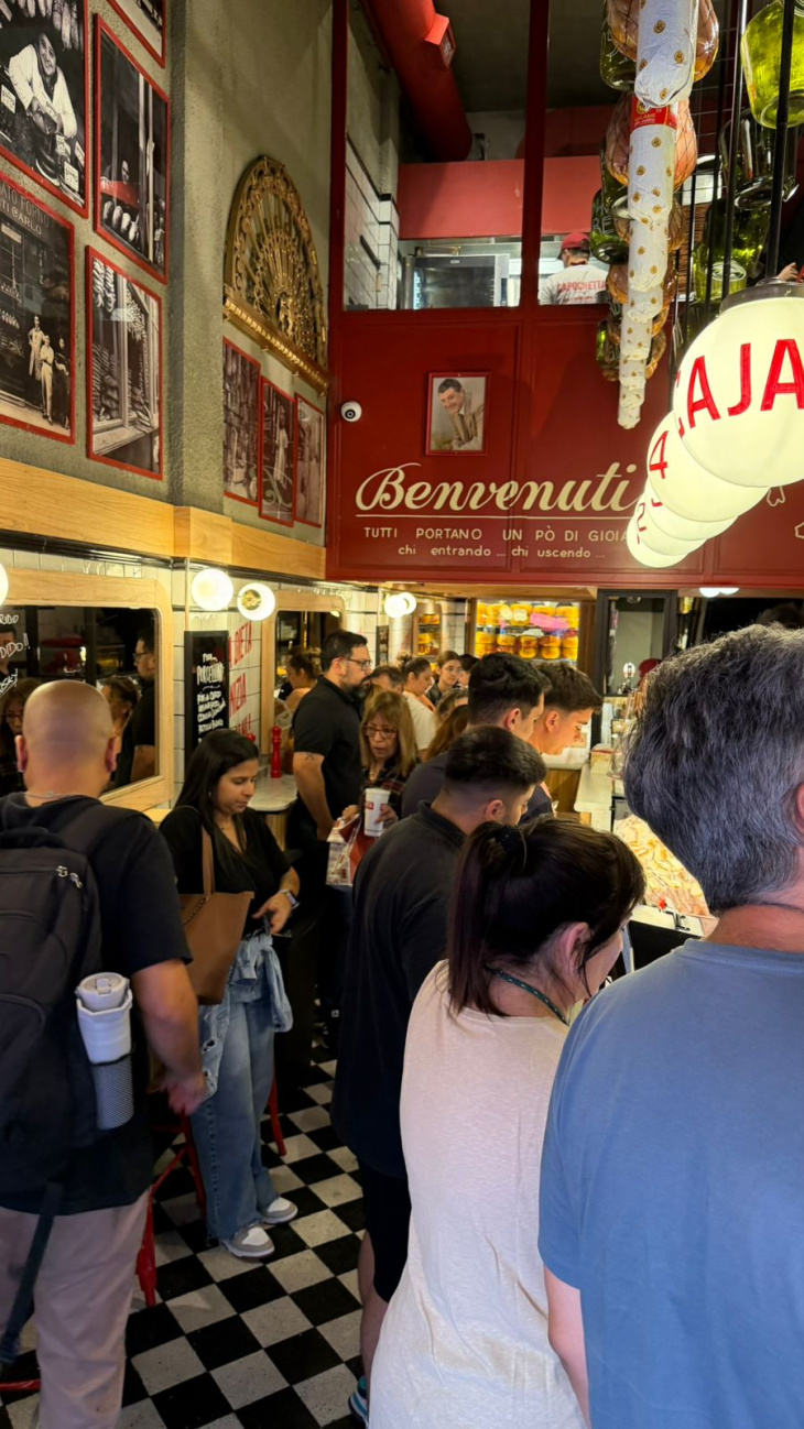 Los pedidos se entregan en canastas, uno de los sellos distintivos del local.