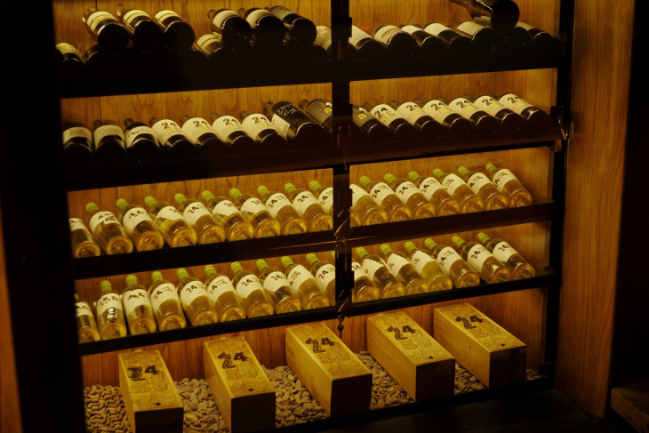 Café de especialidad durante el día y vino como ritual nocturno.