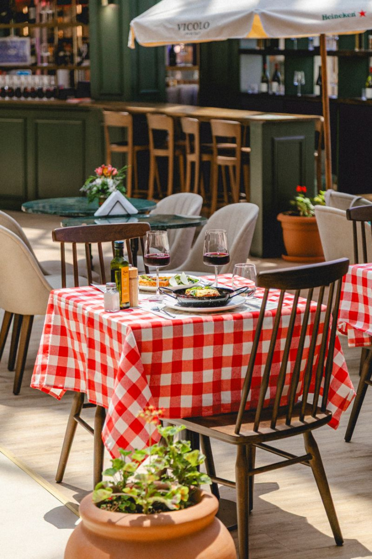 Vícolo integra café, cantina, pizzería y mercado gourmet en un solo espacio.