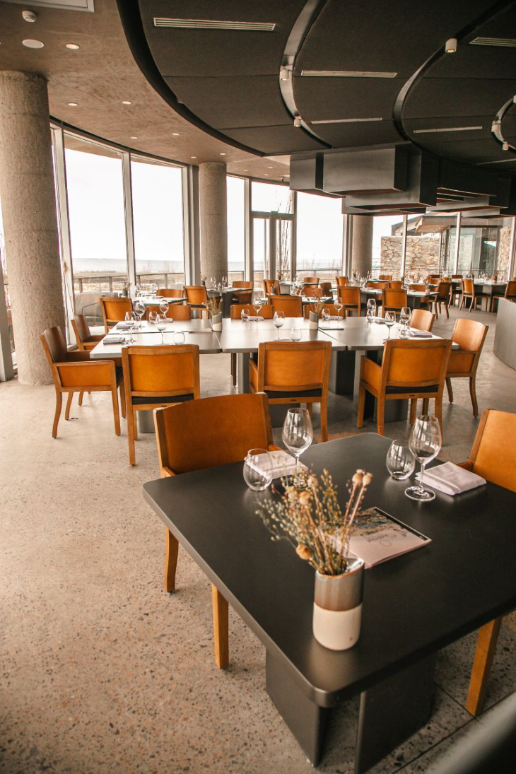 Los almuerzos de cuatro pasos combinan cocina identitaria y vinos de alta gama.