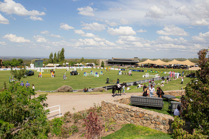 Casa David vuelve a unir vino, caballos y Cordillera en Alto Agrelo.