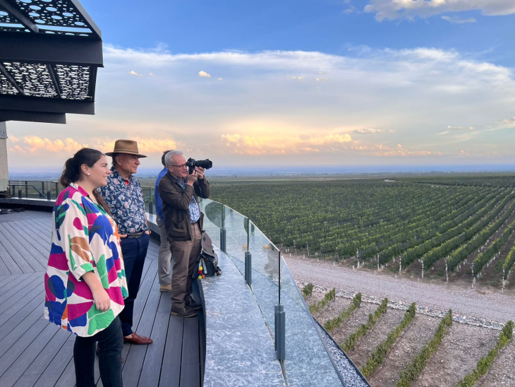 La visita incluyó un recorrido por la sala de barricas y nuevas instalaciones.