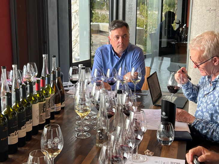 Tim Atkin, Master of Wine, degustó nuevas añadas en Huentala Wines.