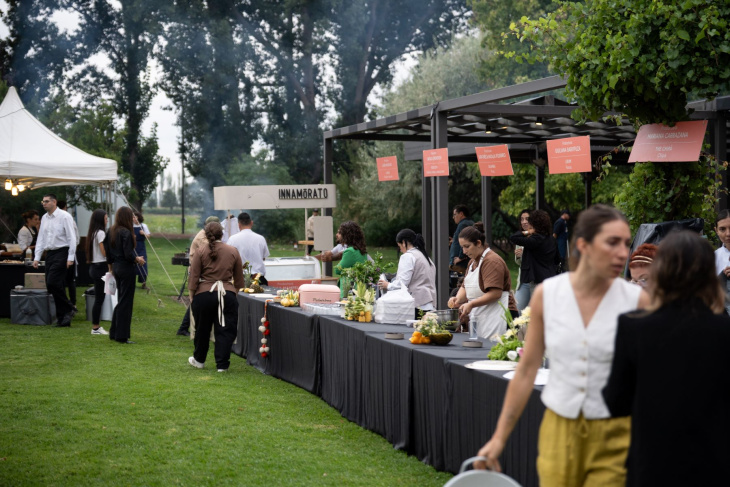 La propuesta incluyó estaciones gastronómicas, vinos de distintas bodegas y productoras locales.