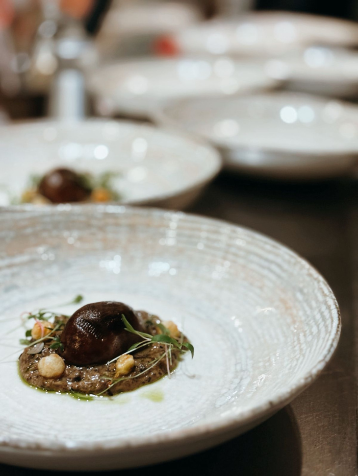 Chefs reconocidos se unen para crear menús únicos por pasos.