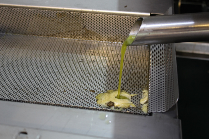 El aceite de oliva virgen extra sale de la maquina elaboradora con la misma tranquilidad con que se debe elaborar