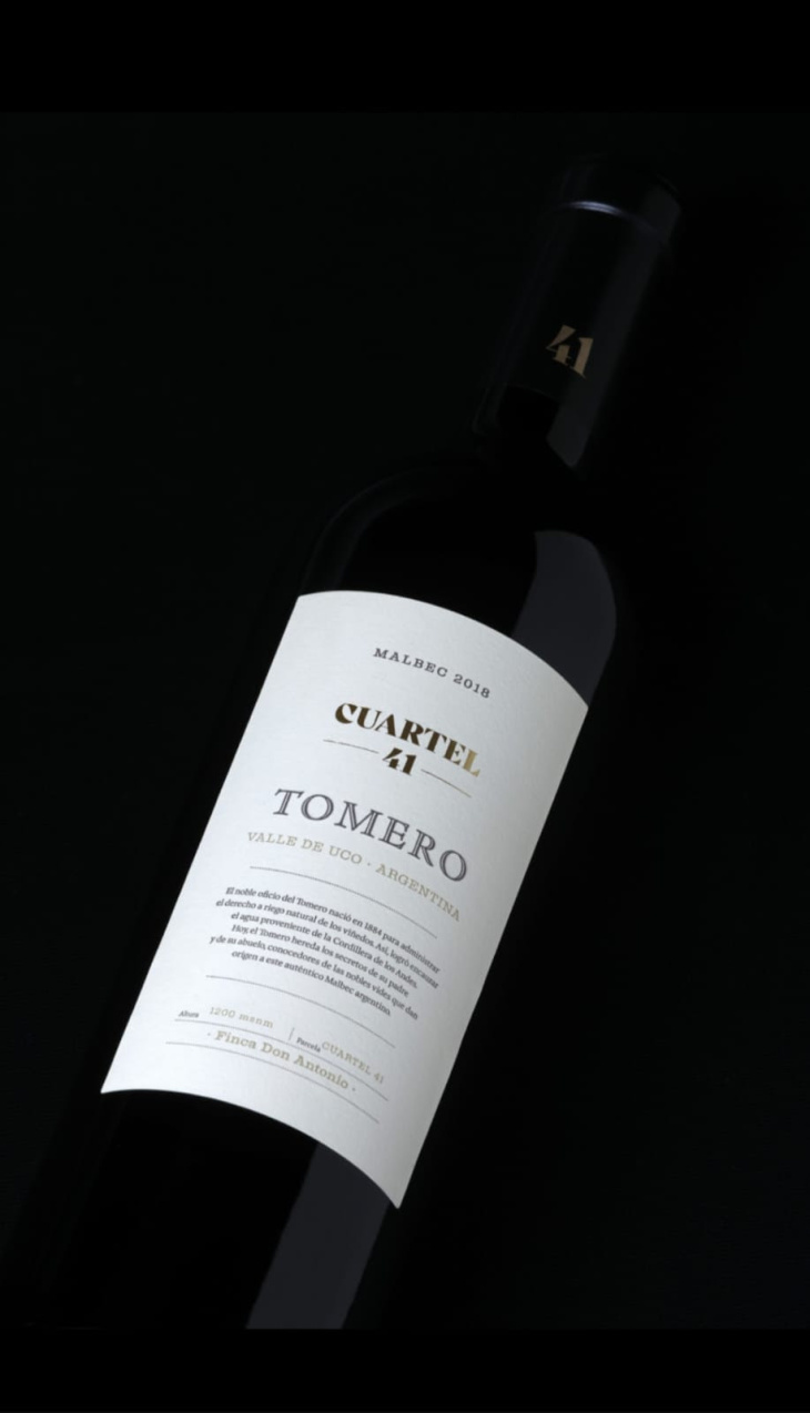 Presenta perfil de fruta roja, notas especiadas y buena estructura.