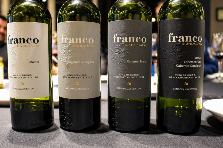 Algunas de las etiquetas presentadas por Atilio Avena