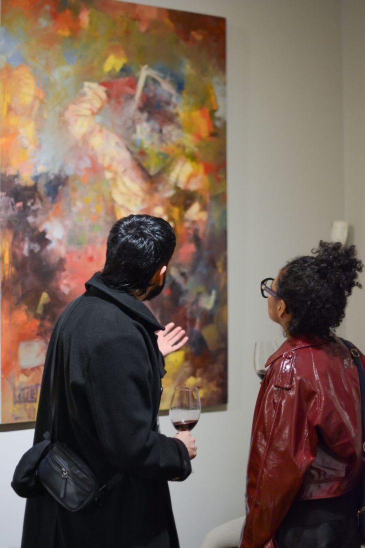 La muestra reúne a artistas contemporáneos en la bodega