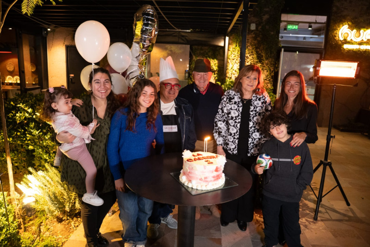 Gaston Riviera y Julio Camsem junto a sus familias en el aniversario de La Cabrera Mendoza