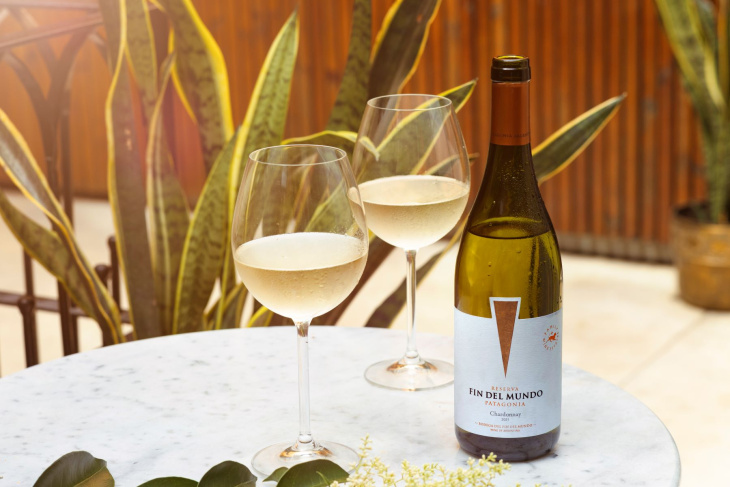 Los vinos blancos continúan creciendo entre consumidores que buscan nuevos estilos y regiones.