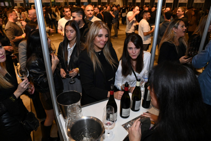 La propuesta combinó vino, gastronomía y música en vivo.