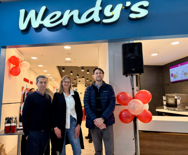 Facundo Legras (gerente de Operaciones Wendy’s Argentina) Jesica Lois (Center Manager Mendoza Shopping) y Marcos Micerda (gerente general Wendy’s Argentina) 