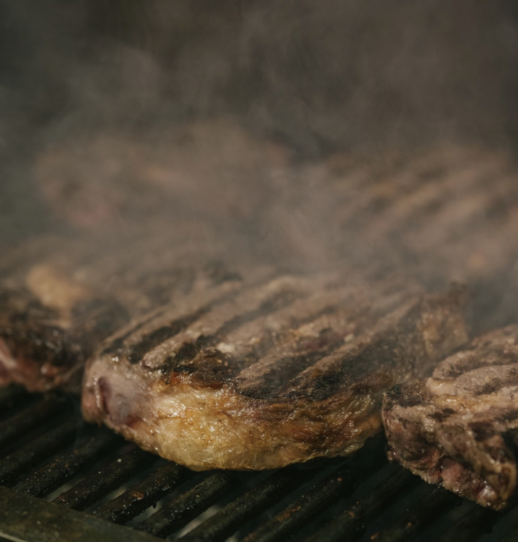 El menú incluye entradas, carnes, guarniciones y postre.
