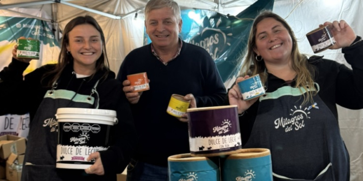 Javier Semino, junto a sus hijas que dan nombre a la láctea bonaerense