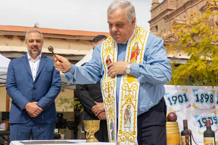 Monseñor Marcelo Colombo y el intendente Matías Stevanato durante la bendición de los vinos