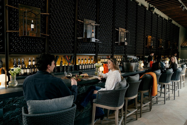 La barra de contigua al restaurante de Concha y Toro impresiona a los visitantes