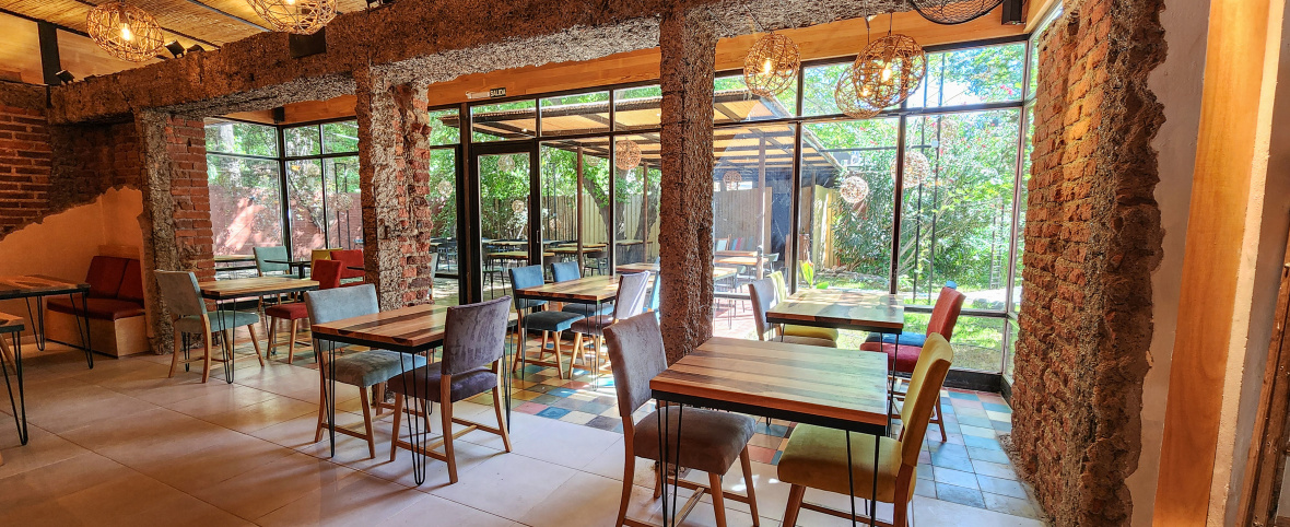 Cellier Anna: el arte de guardar, descubrir y compartir quesos, vinos y charcuteries en Chacras de Coria