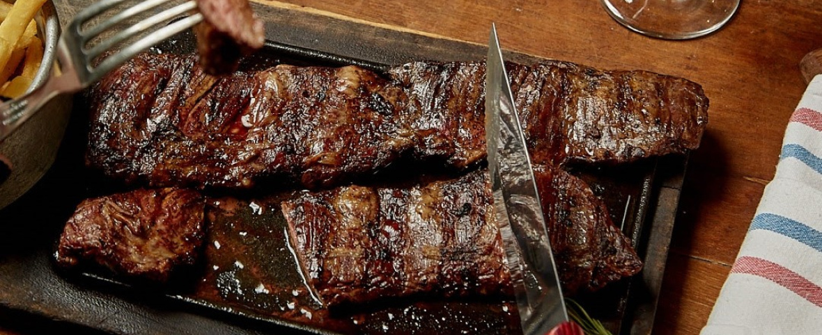 Cena para dos con carne, vino y postre por $65.000: la propuesta de una parrilla porteña