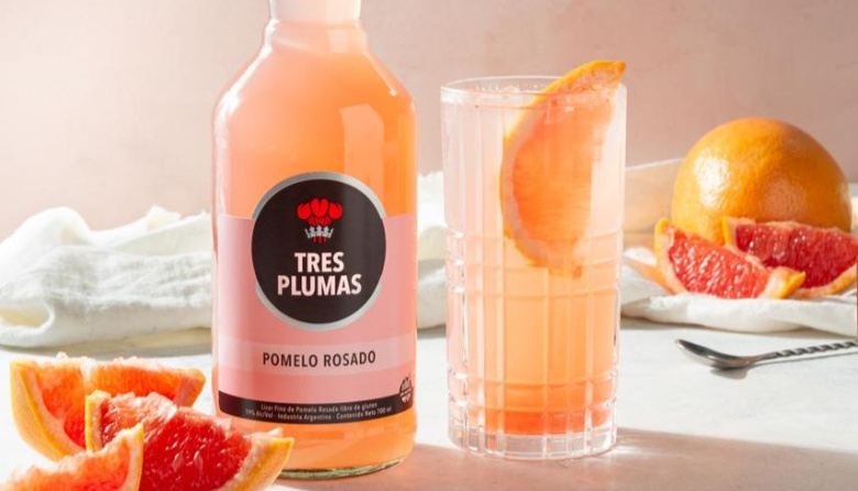 Tres Plumas impulsa el verano con nuevos sabores: Pomelo Rosado y Coco en un mercado alcohólico que no deja de crecer