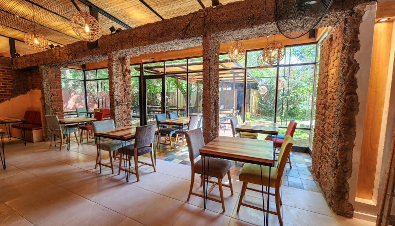 Cellier Anna: el arte de guardar, descubrir y compartir quesos, vinos y charcuteries en Chacras de Coria