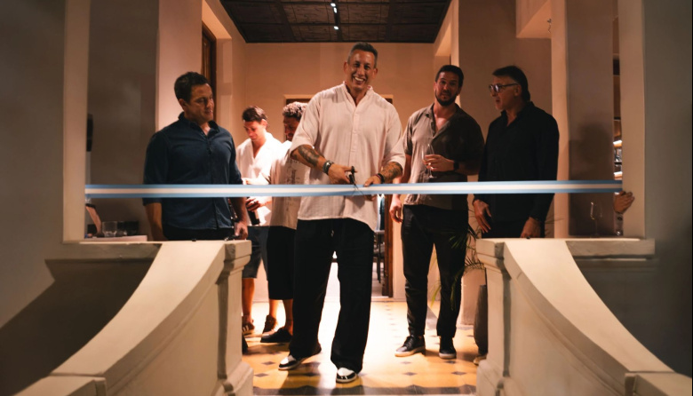 El Club abrió en la Avenida Emilio Civit y propone un nuevo ritual urbano entre café y vino