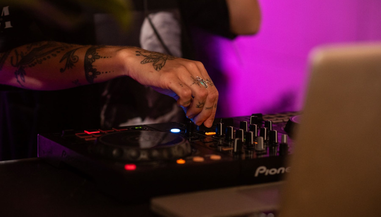 Upstairs #017 en Mendoza: fiesta electrónica, vino y alta gastronomía en la terraza de Hualta Winery Hotel