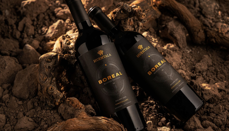 Dos Malbec de Huentala nacidos a cada lado de un río fueron distinguidos por Tim Atkin
