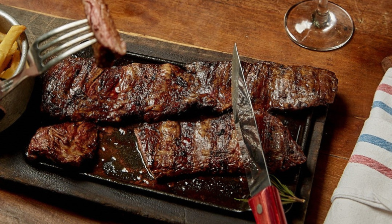 Cena para dos con carne, vino y postre por $65.000: la propuesta de una parrilla porteña