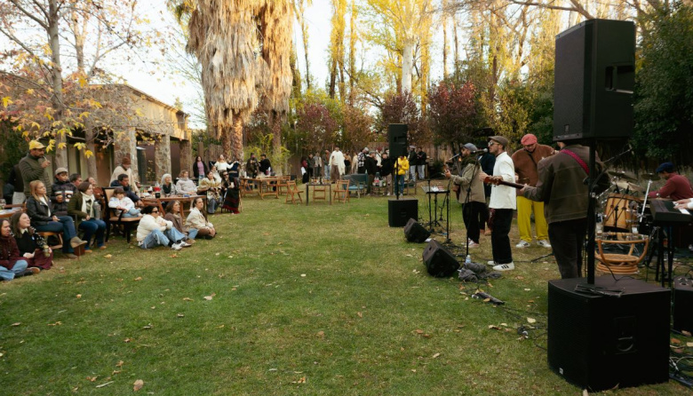 Farra en el Patio reunió gastronomía, vinos y música mendocina en Casa Entonada