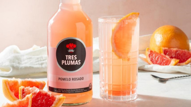 Tres Plumas impulsa el verano con nuevos sabores: Pomelo Rosado y Coco en un mercado alcohólico que no deja de crecer