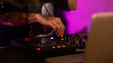 Upstairs #017 en Mendoza: fiesta electrónica, vino y alta gastronomía en la terraza de Hualta Winery Hotel